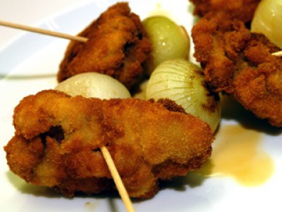 Brochetas de mollejas crujientes 